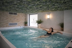 Bassin de nage à contre-courant au spa Les Fées Spa à Lattes près de Montpellier