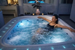 Jacuzzi à débordement au spa Les Fées Spa à Lattes près de Montpellier