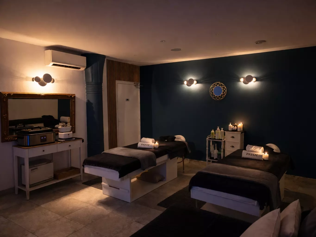 Cabine de soin duo et groupe chez Les Fées Spa avec plusieurs tables de massage